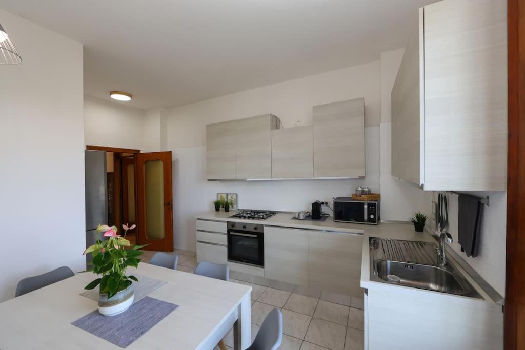 Apartamento - Vicino Al Centro - Free Parking & Wi-fi Módena